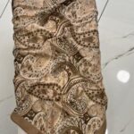 Nilla Pamuklu Şal Koleksiyonumuz, hafif dokusu ve zarif desenleriyle hem günlük kullanıma hem de özel anlara mükemmel uyum sağlar. İnce bir dokuya sahiptir. Dört mevsim kullanıma uygundur. %70 Viskon %30 pamuktur. Şal Ölçüsü: 70*190 cm’dir. Yıkama Talimatı: Kuru temizleme yapılmalıdır. Ütüleme: En düşük ısıda buharsız ütüleme yapınız.