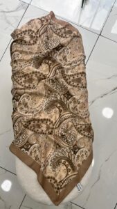 Nilla Pamuklu Şal Koleksiyonumuz, hafif dokusu ve zarif desenleriyle hem günlük kullanıma hem de özel anlara mükemmel uyum sağlar. İnce bir dokuya sahiptir. Dört mevsim kullanıma uygundur.

%70 Viskon %30 pamuktur.
Şal Ölçüsü: 70*190 cm’dir.
Yıkama Talimatı: Kuru temizleme yapılmalıdır.
Ütüleme: En düşük ısıda buharsız ütüleme yapınız.